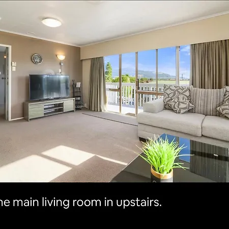 Spacious Utuhina Holiday House